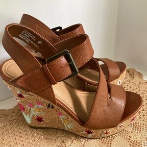 SUGAR Wedge Platform Sandals Women's Size 6M Cork with Decorative Flowers/Bee